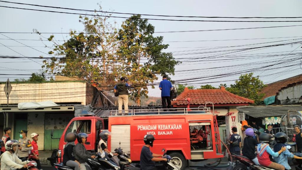 Diduga dari Pembakaran Sampah, Rumah Kosong di Gang Gerson Kota Banjar Ludes Terbakar