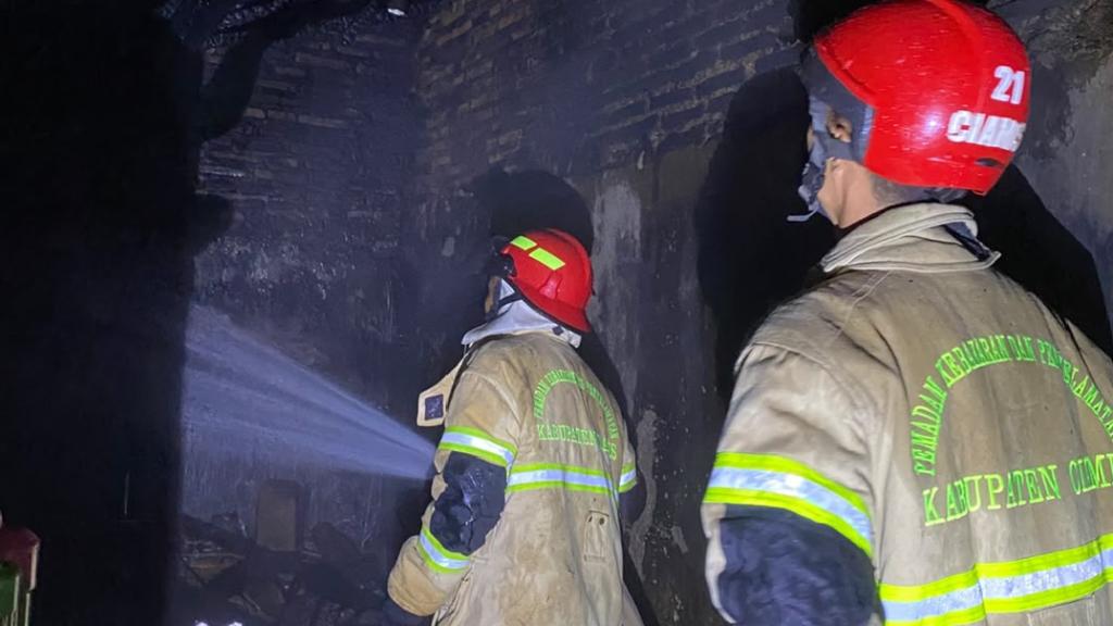 Diduga Lupa Matikan Tungku Api, Dapur Rumah Lansia di Rancah Ciamis Ludes Terbakar Dini Hari