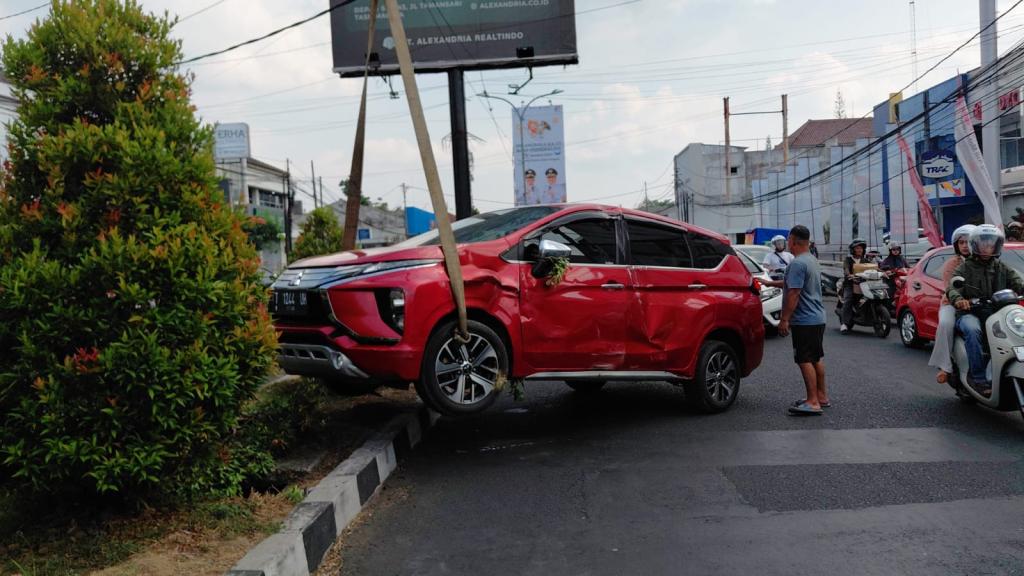 Diduga Pedal Gas Nyangkut, Mobil Xpander Tabrak Pembatas Jalan di HZ Mustofa Tasikmalaya