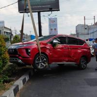 Diduga Pedal Gas Nyangkut, Mobil Xpander Tabrak Pembatas Jalan di HZ Mustofa Tasikmalaya