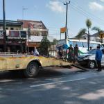 Diduga Pengemudi Mengantuk, Minibus Hantam Pembatas Jalan di Jalan Letnan Harun Tasikmalaya
