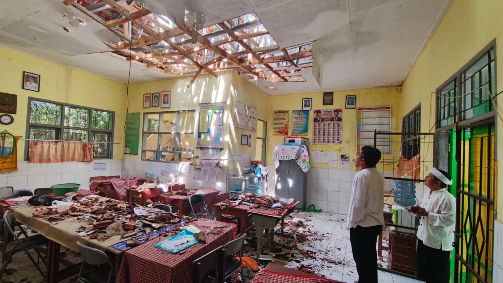 Disdik Tasikmalaya Tinjau SDN Margamulya yang Rusak Tertimpa Pohon, Kerugian Masih Dihitung