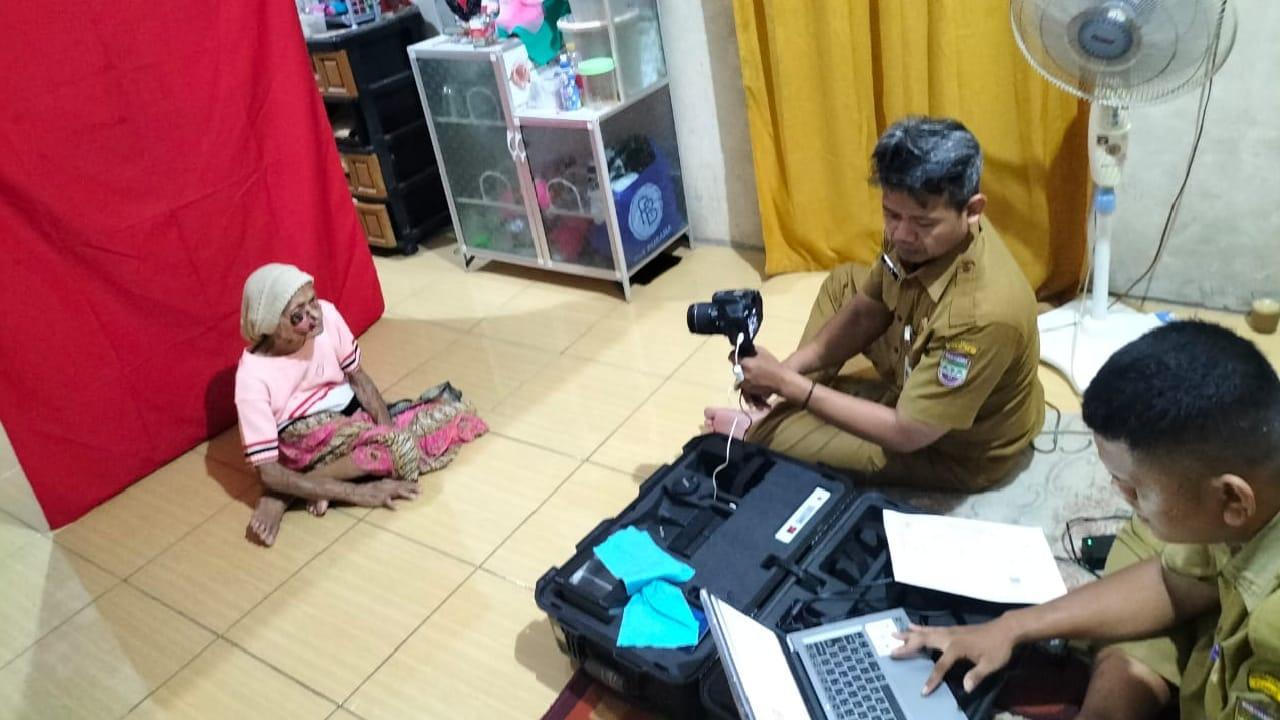 Disdukcapil Ciamis Jemput Bola Rekam KTP-el untuk Warga Sakit dan Disabilitas Sampai Malam