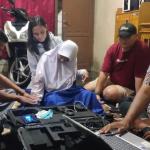 Disdukcapil Ciamis Rekam KTP-el Warga Disabilitas Lewat Layanan Jemput Bola Malam Hari