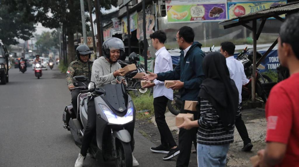 Diskominfo Kota Tasikmalaya Tebar Ratusan Takjil, Ringankan Perjalanan Warga di Bulan Ramadan