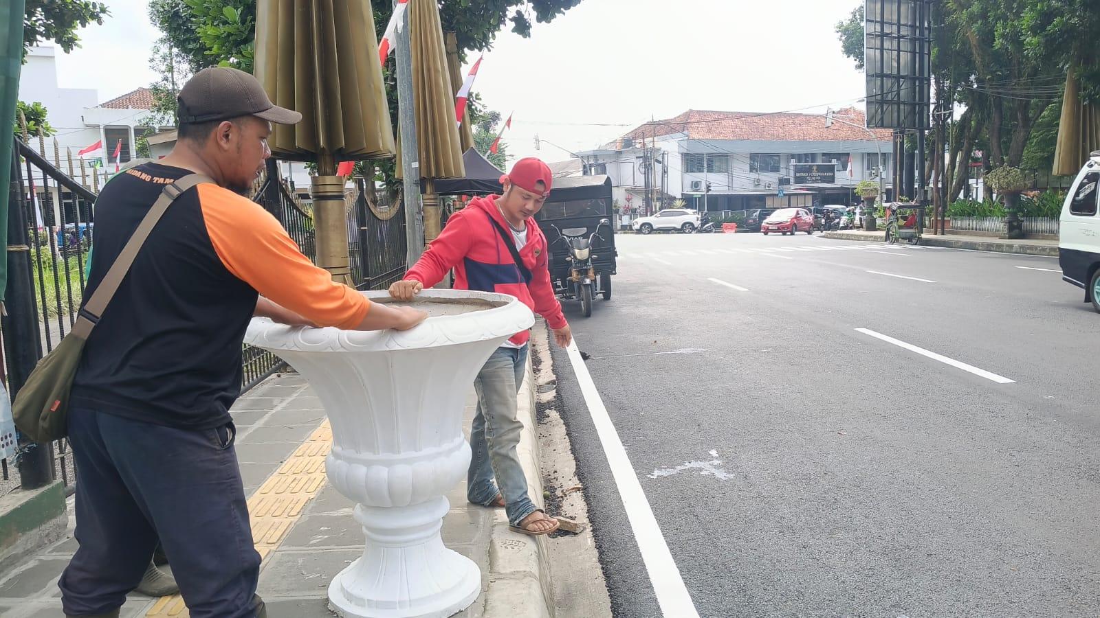 DLH Kota Tasikmalaya Percantik Jalan Pusat Kota dengan Deretan Pot Bunga