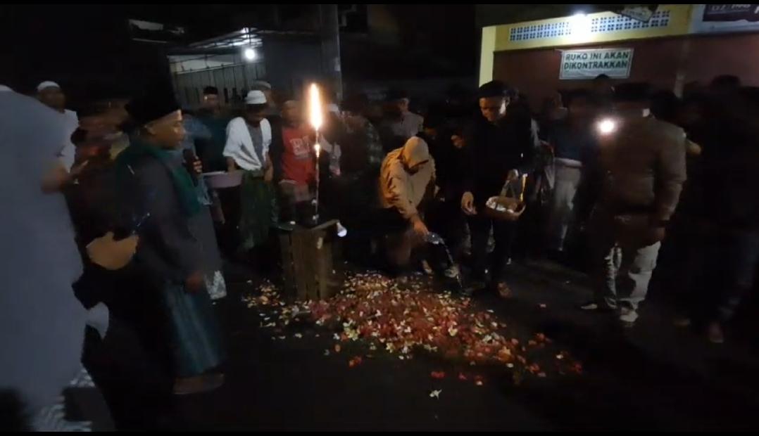 Doa Bersama dan Tabur Bunga di Lokasi Kejadian, Keluarga dan Warga Kenang Pelajar yang Tewas di Jalan Letjen Mashudi Tasikmalaya