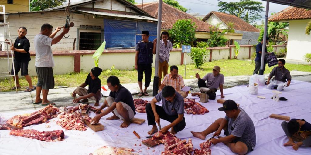 DPRD Kota Tasikmalaya Sembelih Dua Ekor Sapi pada Idul Adha, Daging Kurban Dibagikan ke Warga Sekitar