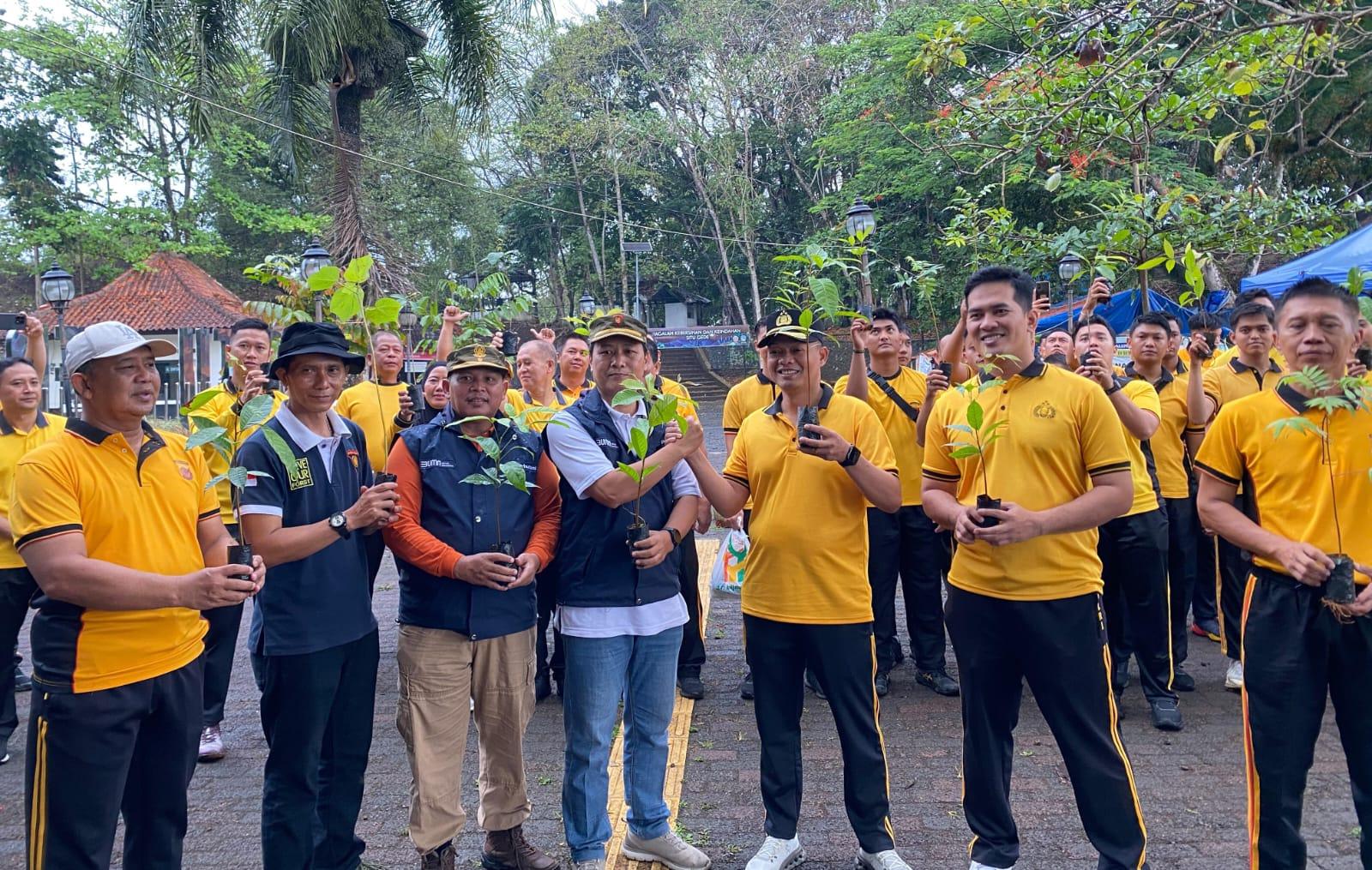 Dukung Green Policing, Perhutani KPH Tasikmalaya Serahkan 50 Bibit Pohon ke Polres Tasikmalaya Kota