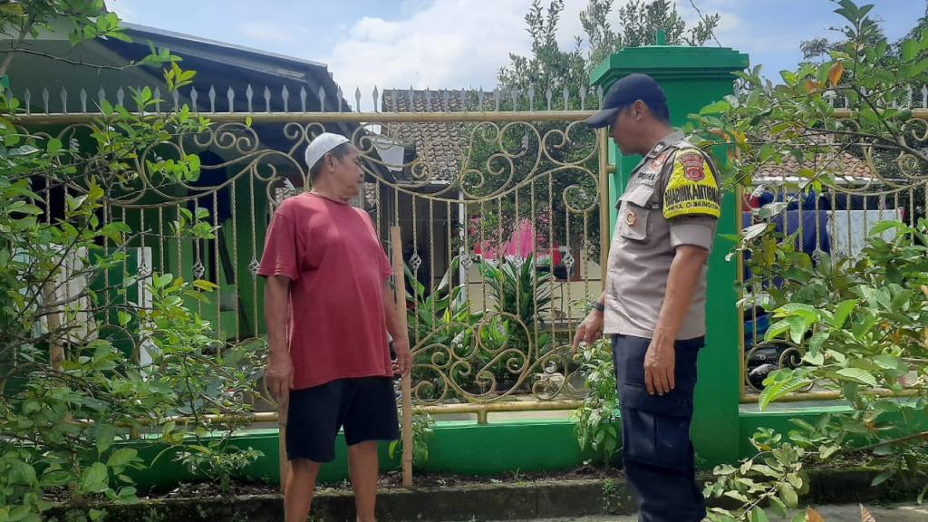 Dukung Ketahanan Pangan, Bhabinkamtibmas Desa Gunungcupu Dorong Warga Tanam Apotek Hidup