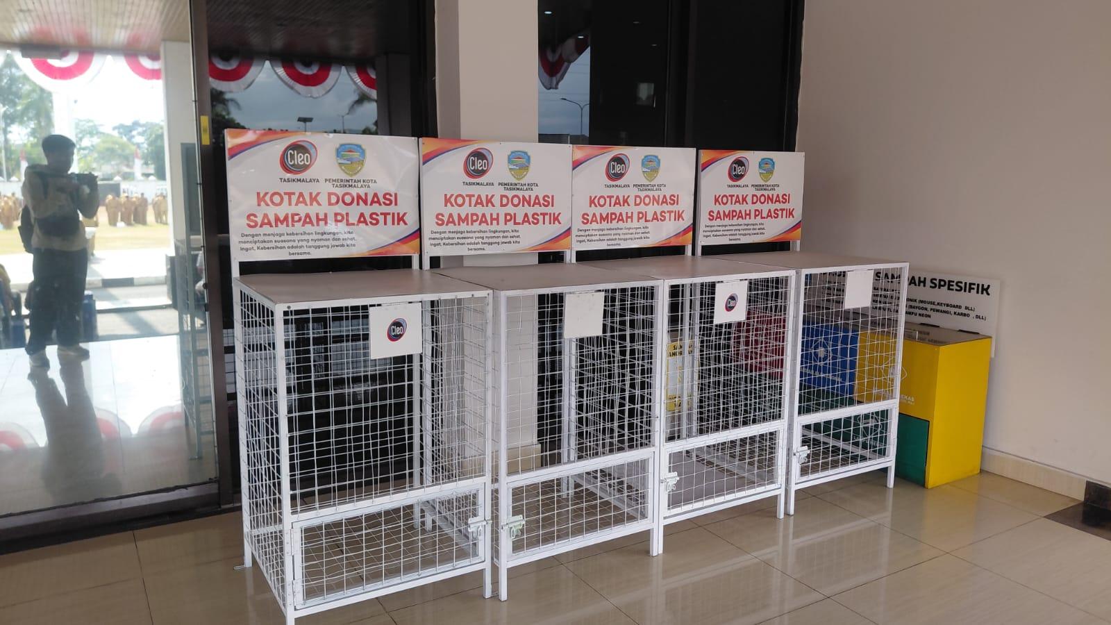 Dukung Penataan Lingkungan, Cleo Serahkan 100 Tempat Sampah ke Pemkot Tasikmalaya untuk Kawasan Dadaha