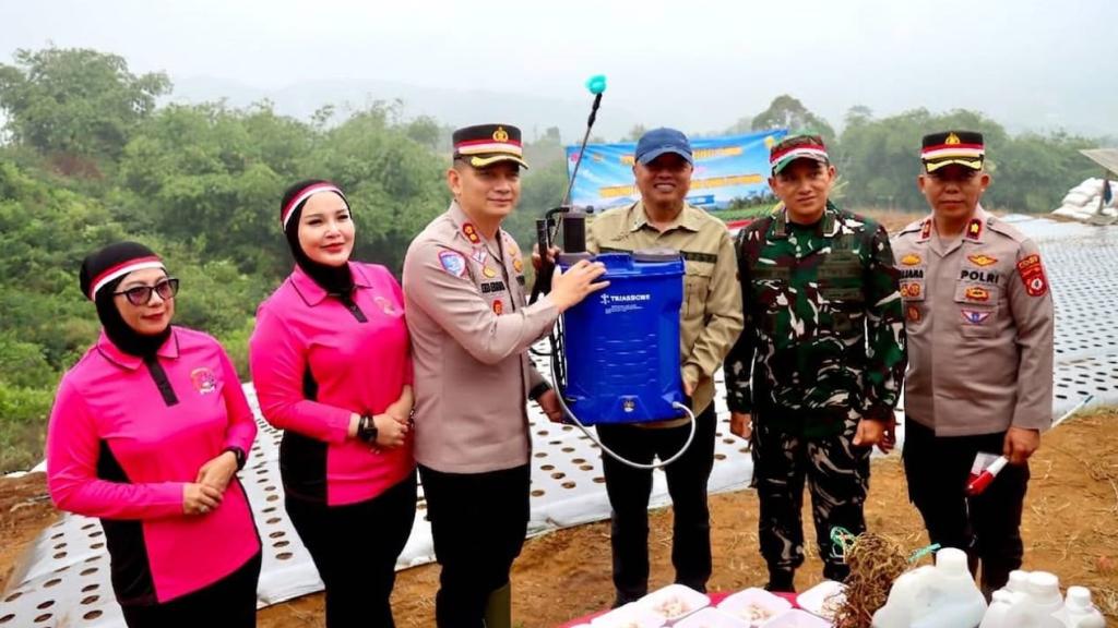 Dukung Swasembada Pangan Nasional, Polres Ciamis Bersama Kelompok Tani Tanam Bawang Putih Serentak di Sukamantri
