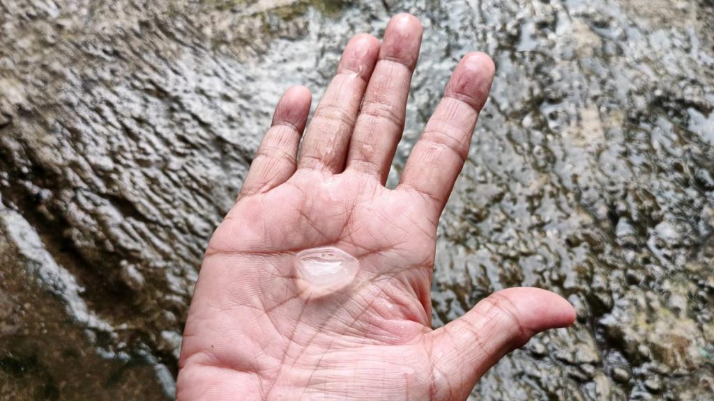 Fenomena Hujan Es Kejutkan Warga Dewasari Ciamis