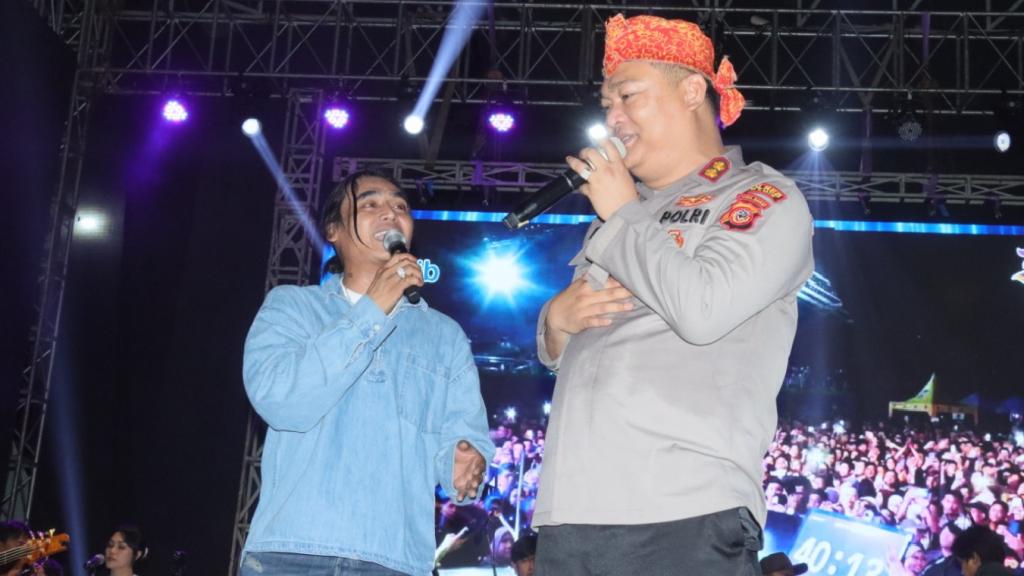Festival Harmoni Tanpa Batas Pererat Kebersamaan, Kapolres Ciamis Curi Perhatian Duet Bareng Artis Nasional