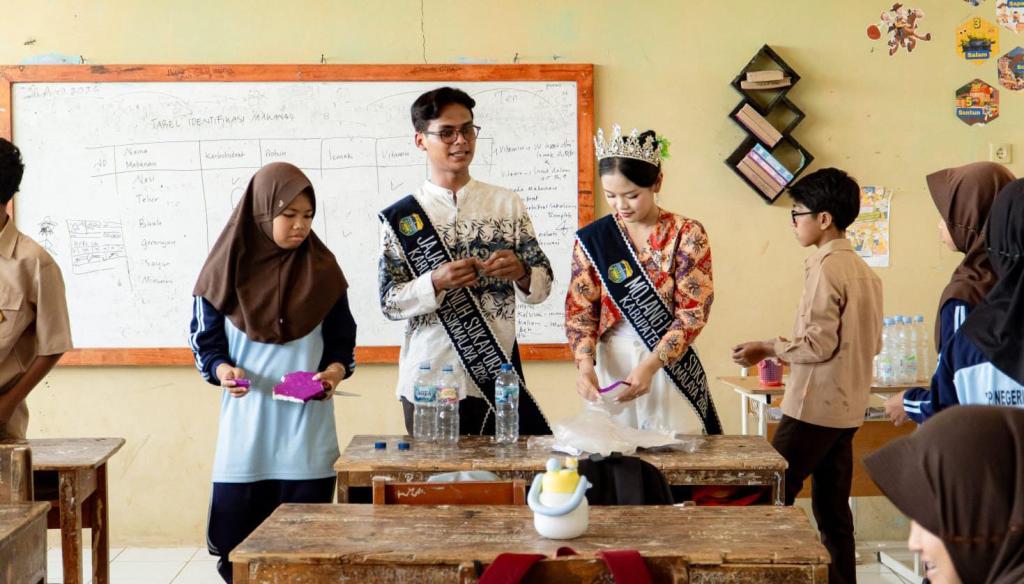 Gagas Program Nature Nurture Oriented, Moka Kabupaten Tasikmalaya Edukasi Siswa SMPN 1 Cigalontang Olah Sampah Jadi Karyakreatif
