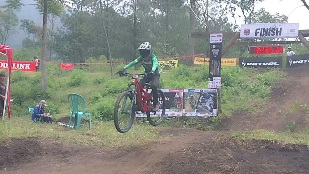 Ratusan Downhiller Ramaikan Galunggung Downhill 2025 di Tasikmalaya, Ajang Pencarian Bibit Atlet Balap Sepeda