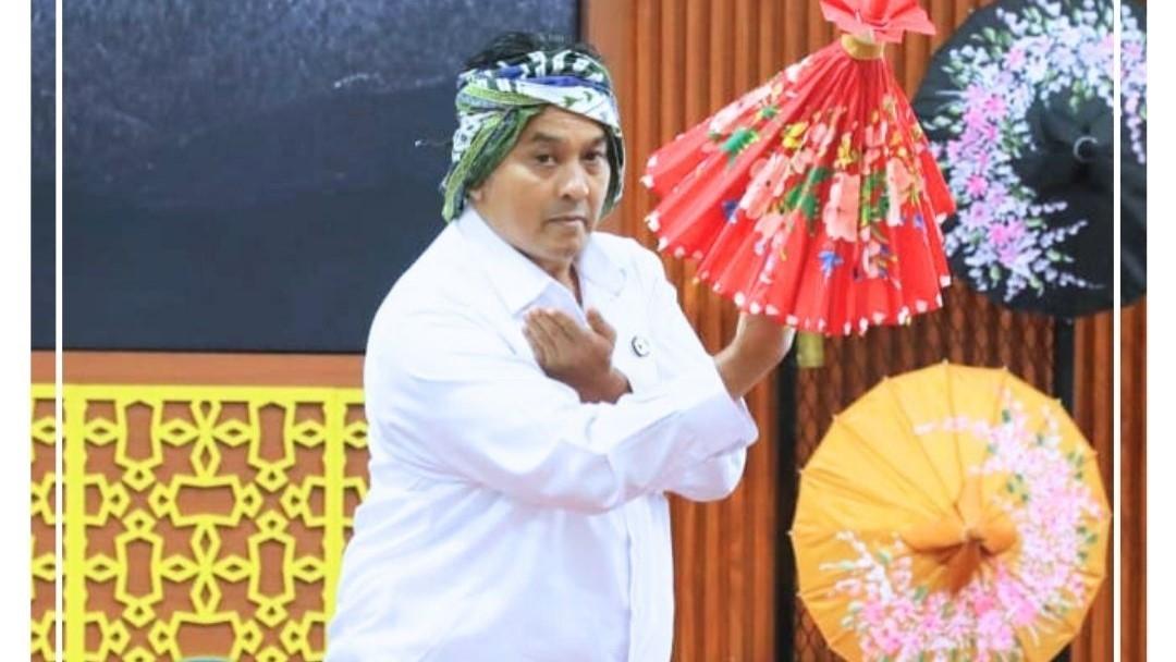 Gaya Unik Wakil Wali Kota Tasikmalaya Diky Chandra Promosikan Payung Geulis Lewat Atraksi Pencak Silat