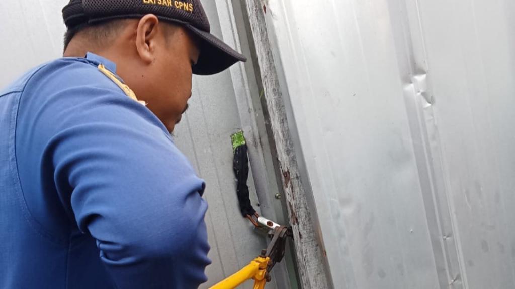 Gembok Pagar Sulit Dibuka, Warga Lapor Damkar Kota Tasikmalaya