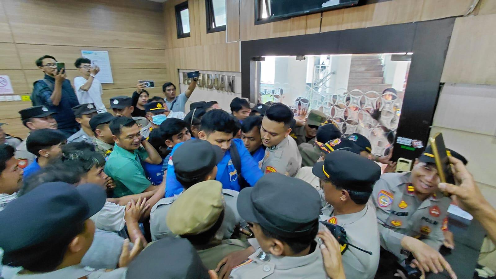 Gerbang Dijaga Ketat, Mahasiswa Aliansi Cipayung Plus Kota Tasikmalaya 222222Panjat Tembok Demi Temui Wali Kota2