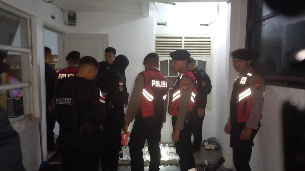 Gerebek Rumah di Kota Tasikmalaya, Tim Maung Galunggung Temukan Puluhan Botol Miras Arak Bali