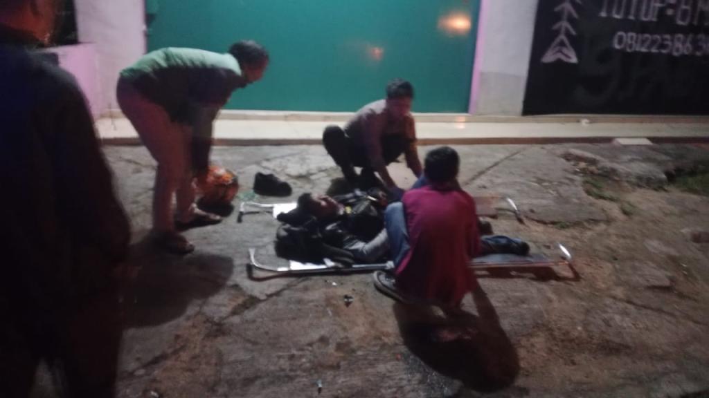 Gran Max Tabrak RX King di Jalan Raya Ciawi Tasikmalaya, Satu Pengendara Alami Luka Serius