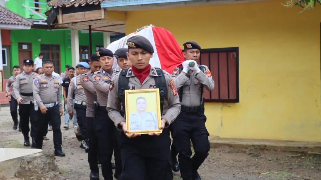Gugur Akibat Kecelakaan, Pemakaman Kedinasan Kanit Dalmas Polres Ciamis AIPDA Dadi Herdiana Diwarnai Isak Tangis
