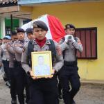 Gugur Akibat Kecelakaan, Pemakaman Kedinasan Kanit Dalmas Polres Ciamis AIPDA Dadi Herdiana Diwarnai Isak Tangis
