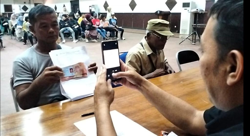 Gunakan Dana DBHCHT, Pemkot Banjar Salurkan Bantuan Tunai Rp1,2 Juta untuk Ratusan Buruh Rokok dan Lansia