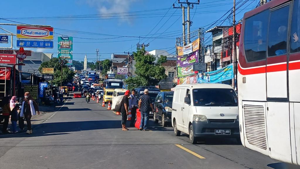 H+7 Lebaran, Arus Lalin di Simpang 3 Sukamantri Ciawi Tasikmalaya Padat Merayap