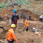 Hari Keempat Pencarian, Tim SAR Temukan Barang Diduga Milik Korban Longsor Salawu Tasikmalaya