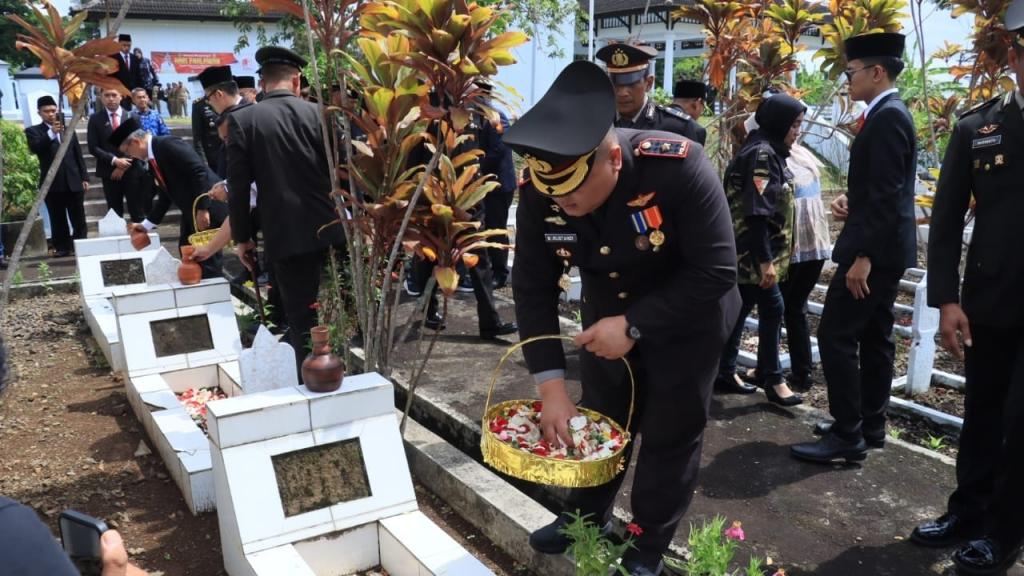 Hari Pahlawan 2024, Wakapolres Ciamis Hadiri Ziarah dan Tabur Bunga di TMP Imbanagara