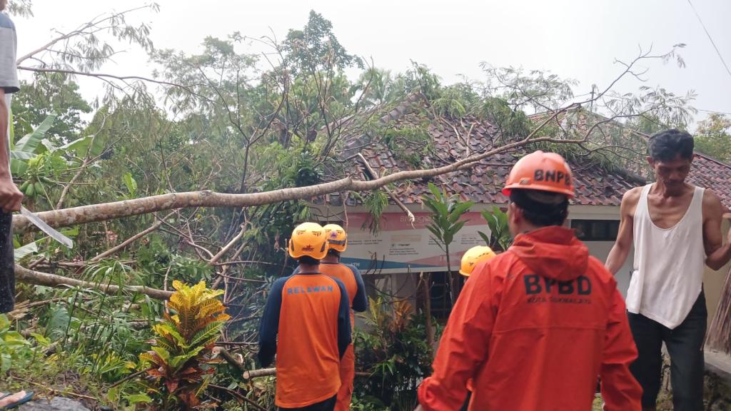 Hujan Deras Disertai Angin dan Petir Terjang Purbaratu Tasikmalaya, Dua Rumah Warga Rusak