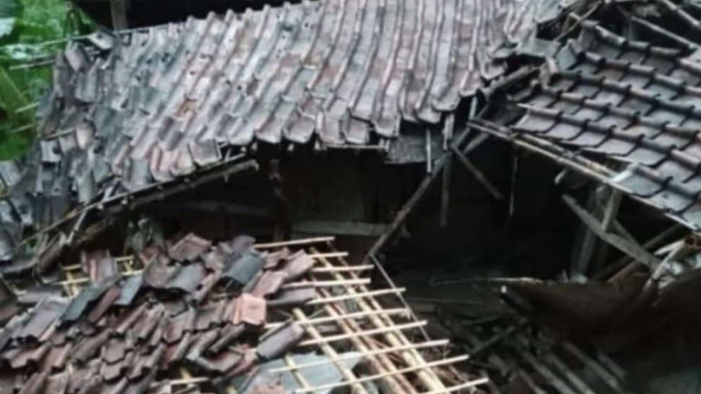 Hujan Deras Disertai Angin Kencang, Rumah Warga di Banjaranyar Ciamis Ambruk