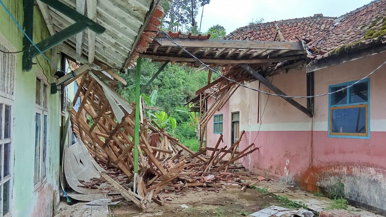 Hujan Deras Disertai Angin Kencang Terjang Ciamis, Dua Rumah Warga Ambruk