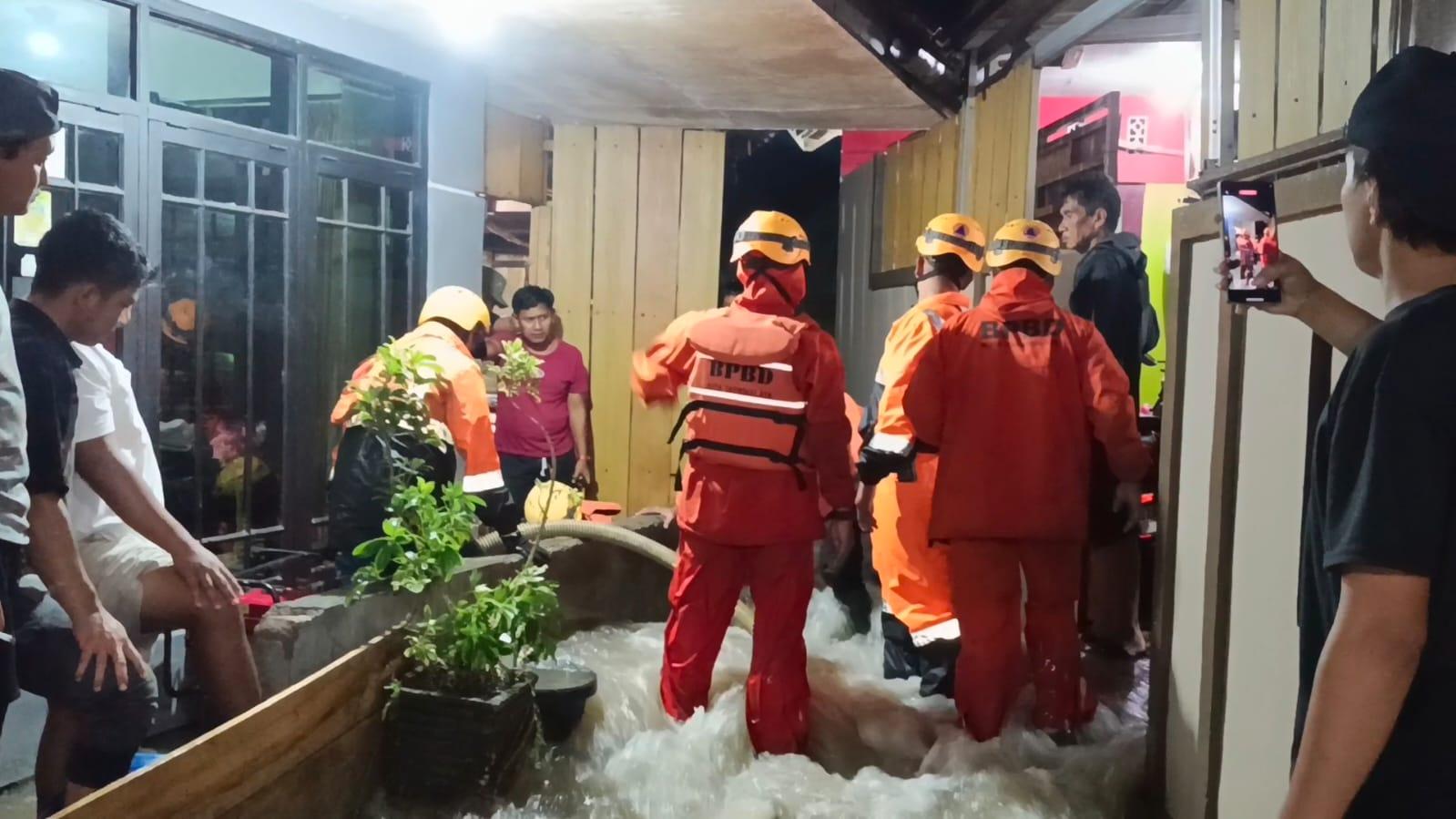 Hujan Deras Picu Banjir di Kota Tasikmalaya, Rumah Warga dan Jalan Terendam