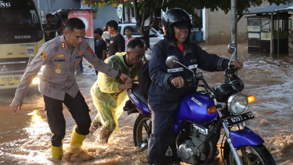 Hujan Deras Sebabkan Genangan di Jalan Raya Nasional Ciamis, Kapolres Turun Tangan Atur Lalu Lintas