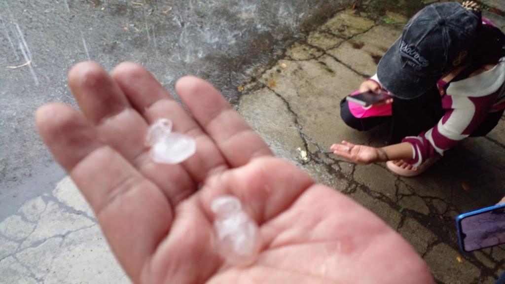 Hujan Es Guyur Ciamis di Siang Bolong, Warga Kaget dengan Fenomena Langka