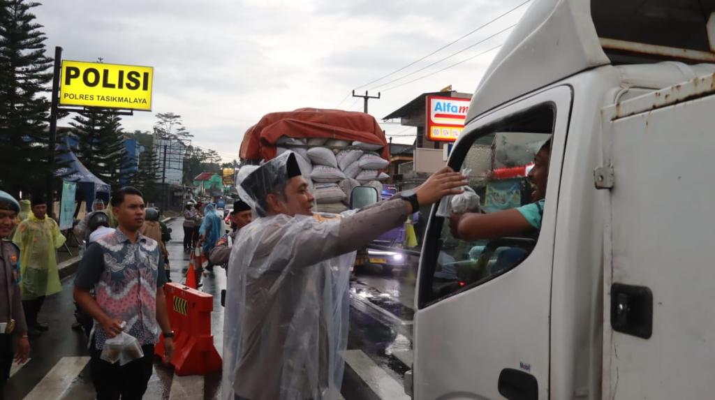 Hujan Tak Surutkan Semangat Kapolres Tasikmalaya Berbagi Takjil Gratis