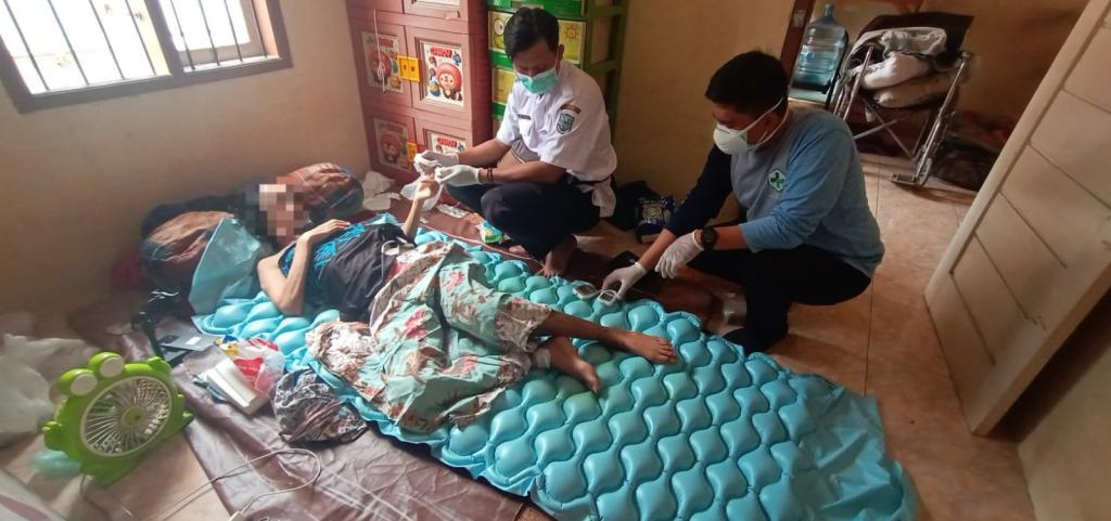Ibu Lansia Tunanetra dan Anak Lumpuh di Kota Banjar Berjuang Melawan Sakit, Puskesmas Terjunkan Tim Home Visit