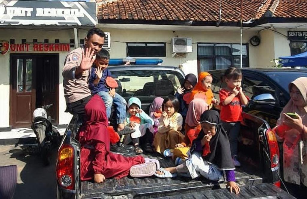 TKA Nurul Hikmah Kunjungi Mapolsek Tawang Peringati Hari Anak Nasional 2024