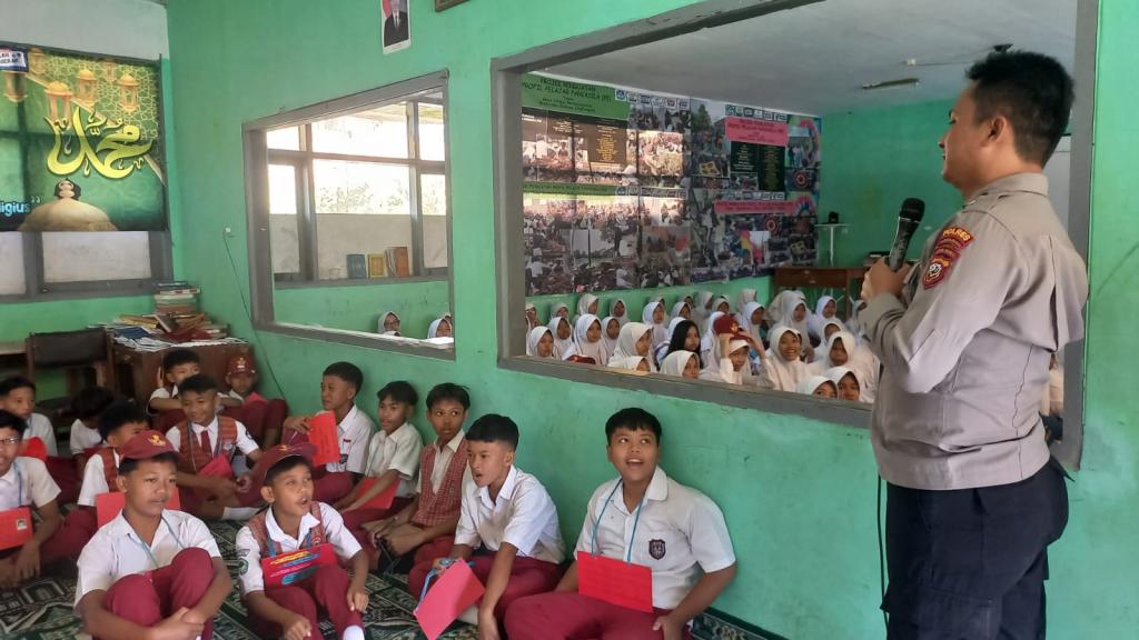 Polsek Indihiang Dukung MPLS SMPN 19 Tasikmalaya Tingkatkan Kesadaran Hukum Siswa Baru