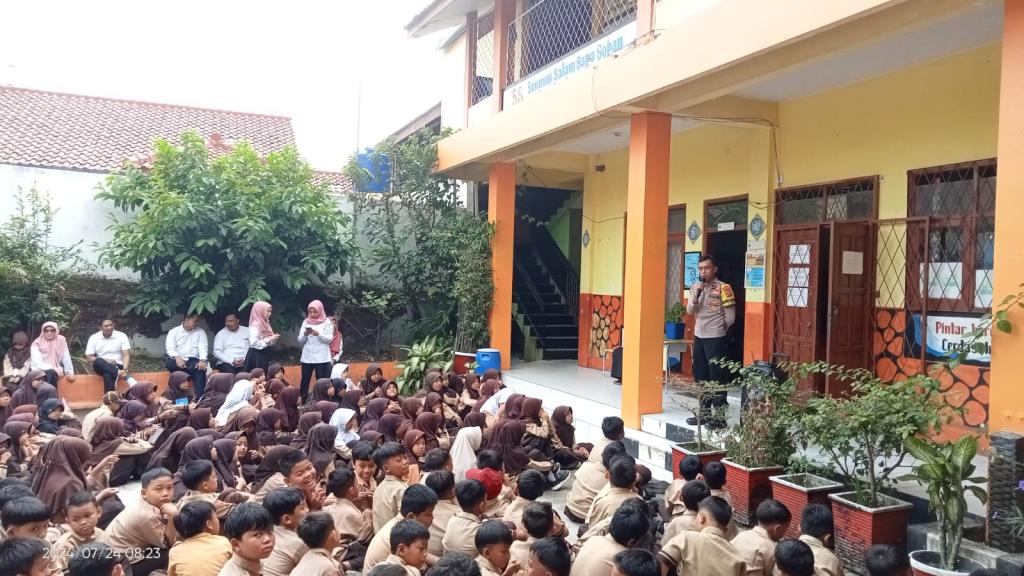 Anggota Polsek Tawang Edukasi Siswa Baru SDN Dadaha Tasikmalaya saat MPLS