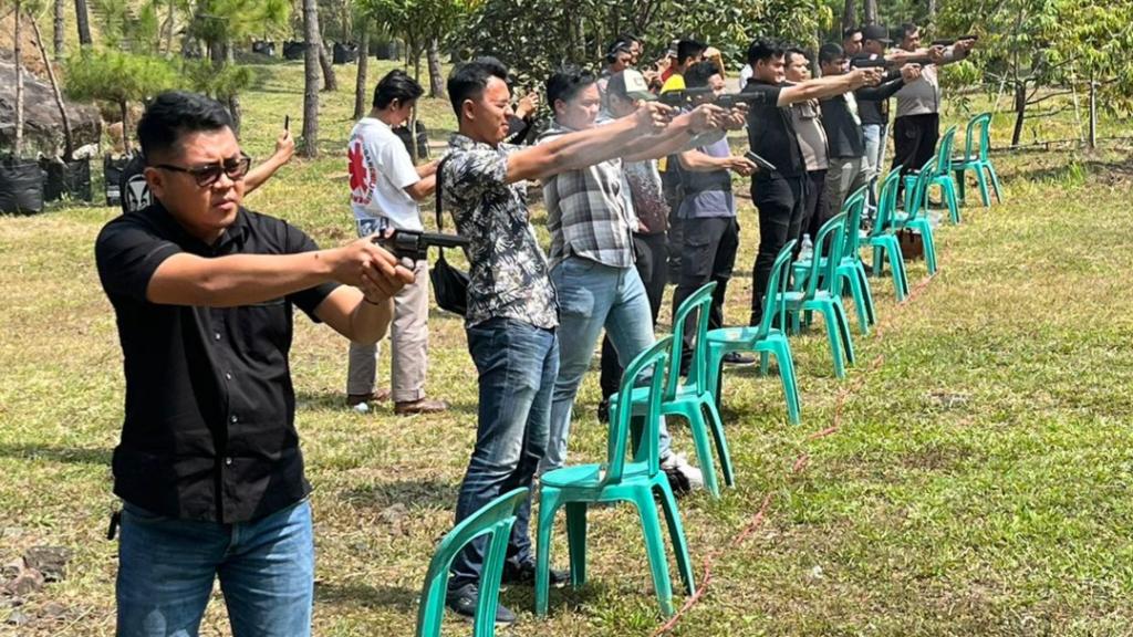 Tingkatkan Kemampuan Gunakan Senpi, Personel Polres Tasikmalaya Kota Ikuti Latihan Menembak