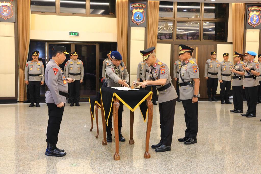 Kapolri Pimpin Upacara Kenaikan Pangkat dan Sertijab Pati Polri