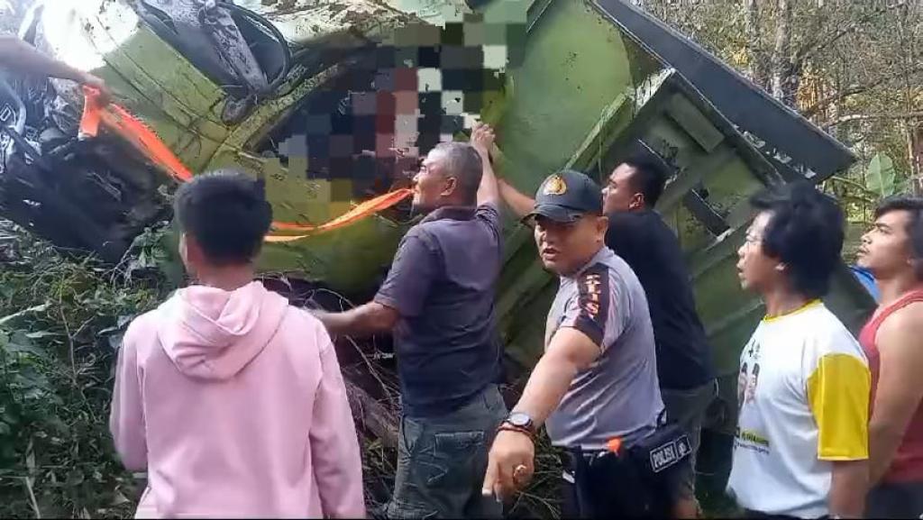 Truk Masuk Jurang di Jalur Gentong Tasikmalaya, Sopir Alami Luka Berat, Kernet Sempat Terhimpit di Kabin