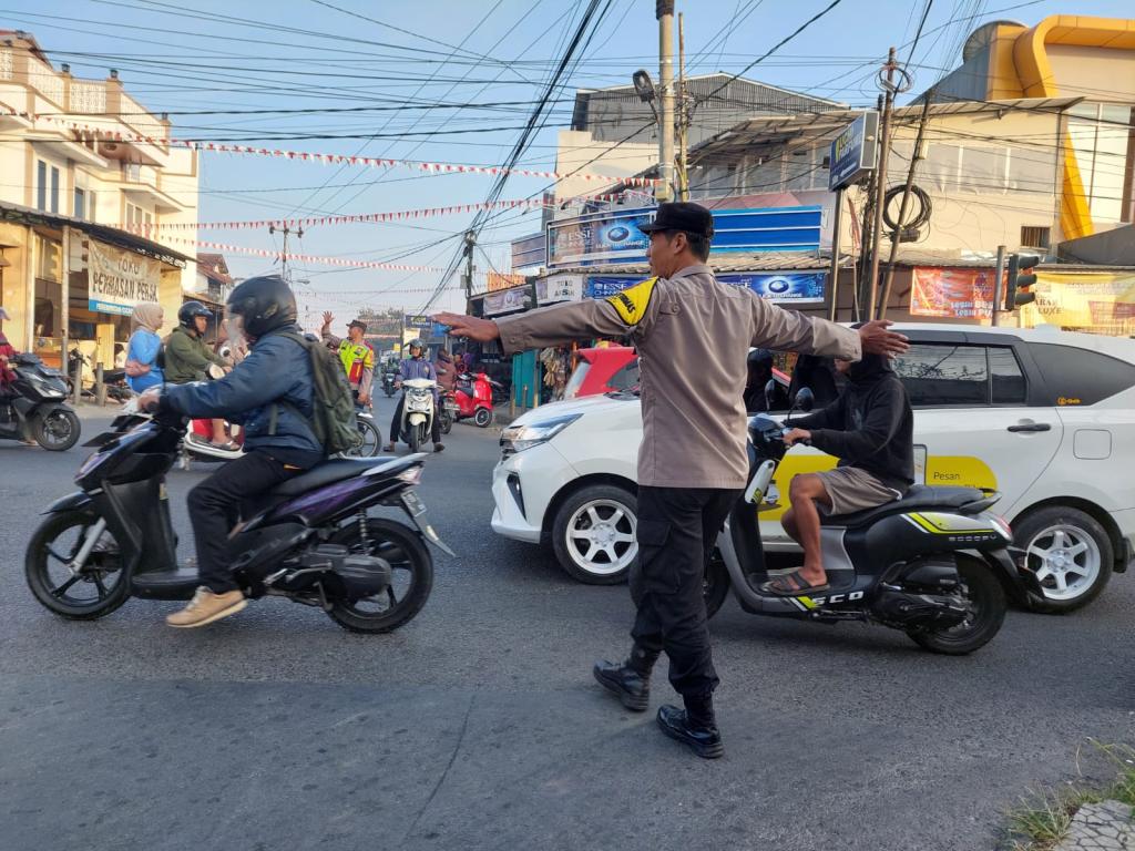 Polsek Kawalu Gelar Giat Strong Point Pagi, Antisipasi Kemacetan di Simpang Empat Cicariang Tasikmalaya