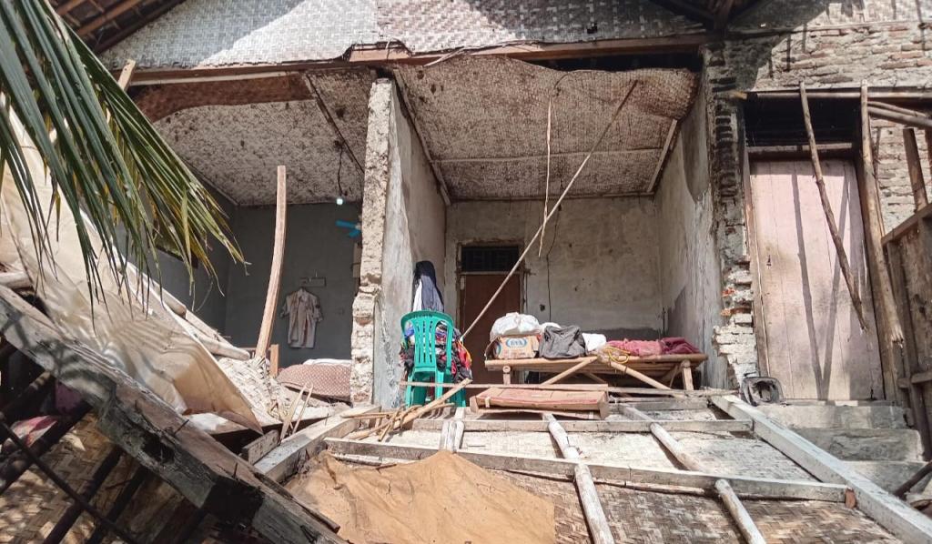 Dinding Rumah Mak Salimah Ambruk Akibat Hujan Lebat di Ciamis