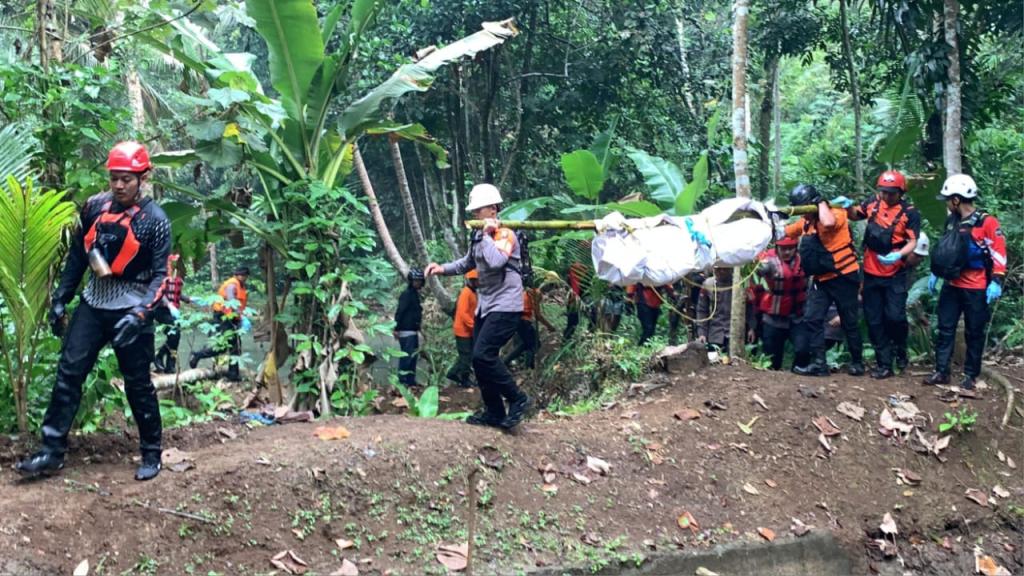 Batalyon D Pelopor Satbrimob Polda Jabar Ikut Temukan Korban Bunuh Diri di Jembatan Cirahong Ciamis