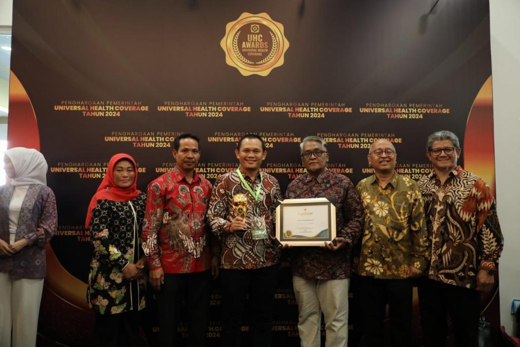 Pemkot Tasikmalaya Terima Penghargaan UHC Awards 2024