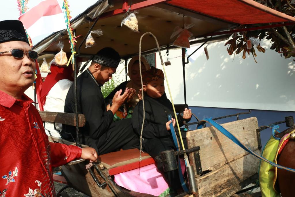 Unik! Warga Tasikmalaya Khitan Anak di Hari Kemerdekaan, Diarak Jampana dan Drum Band Keliling Kampung
